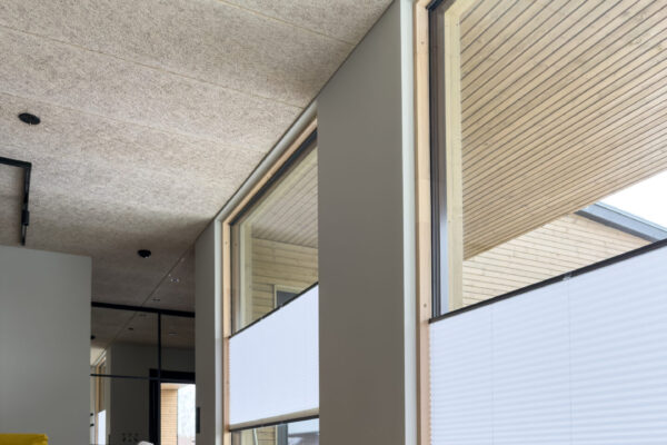 Karelian tyylikäs ja minimalistinen kiinteä ikkuna (MEK-ikkuna) omakotitalossa.